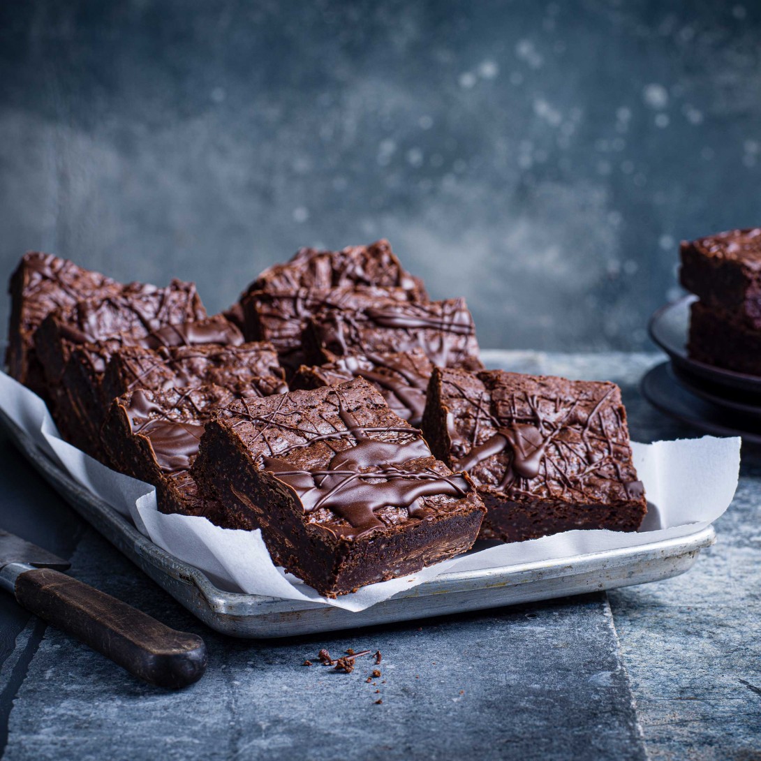 vegan chocolate brownie tray bake 01